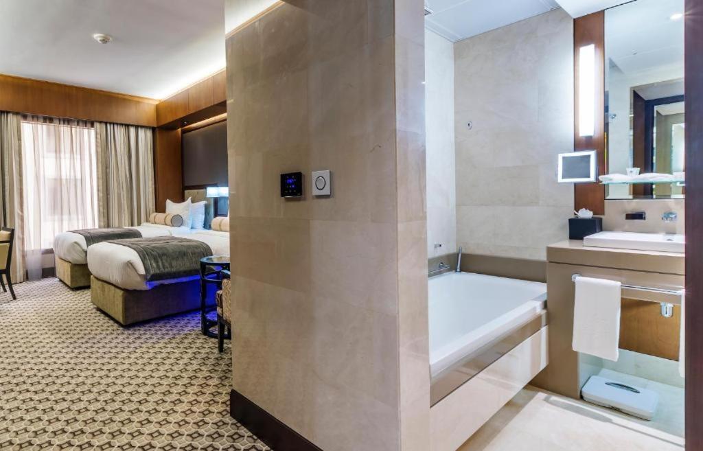 Ayla Grand Hotel Ал Айн Екстериор снимка A room at the hotel